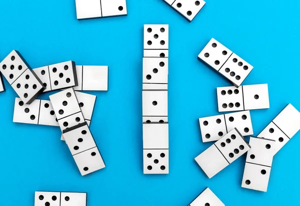 Domino Stukken Een Blauwe Achtergrond Bovenaanzicht — Stockfoto