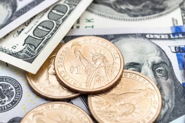 Dolar banknotlarının üzerindeki Amerikan paraları. İş konsepti.
