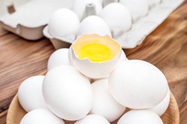 Yumurta yığınının üzerinde kırılmış yumurta. Kapat..