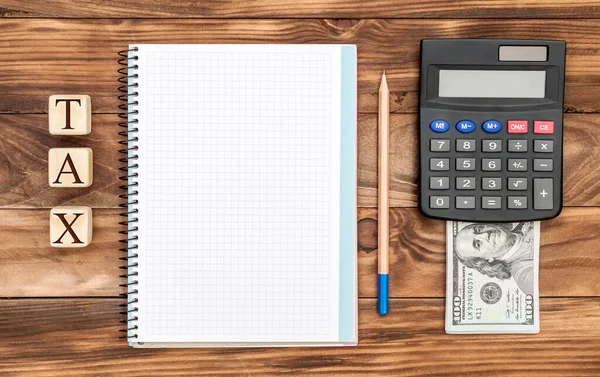 Pojęcie Podatkowe Miejsce Pracy Notatnikiem Pieniędzmi Kalkulatorem Słowem Tax Widok — Zdjęcie stockowe