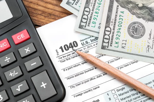 Steuerformular 1040 Mit Bleistift Geld Und Taschenrechner Auf Dem Tisch — Stockfoto