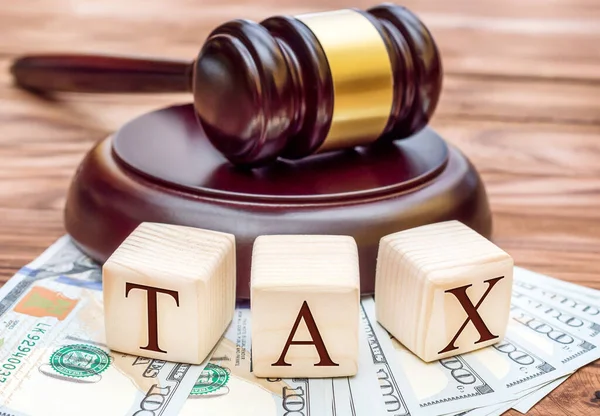 Conceito Direito Fiscal Palavra Tax Com Martelo Dinheiro Mesa — Fotografia de Stock