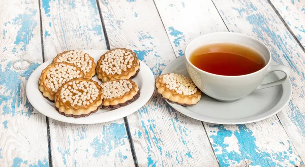 Tasse Tee Und Untertasse Mit Keksen Auf Dem Tisch — Stockfoto