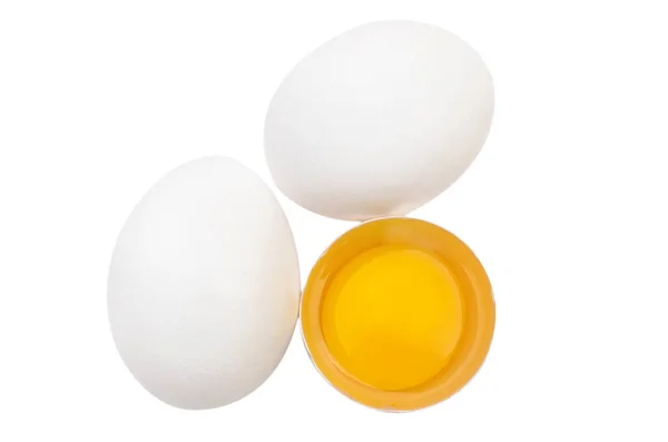 Одно Разбитое Яйцо Двумя Целыми Яйцами Изолировано Белом Фоне Вид — стоковое фото