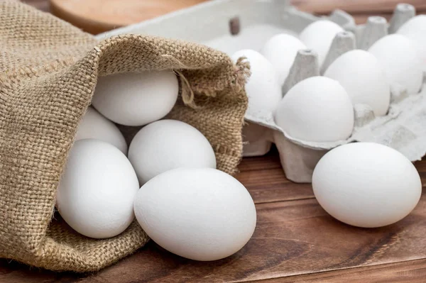 Zakzak Met Rauwe Eieren Kartonnen Houder Voor Eieren Tafel — Stockfoto