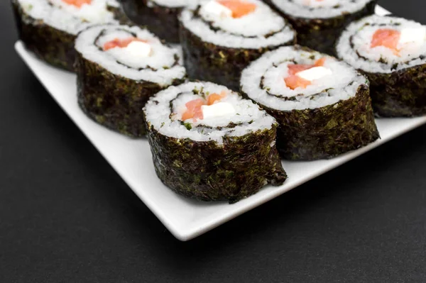 Tallrik Med Sushi Svart Bakgrund — Stockfoto