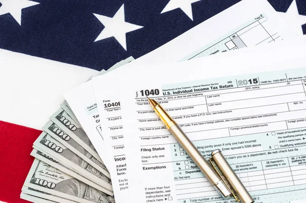 Φορολογικές Φόρμες Χρήματα Και Στυλό Αμερικάνικη Σημαία Φορολογική Έννοια — Φωτογραφία Αρχείου