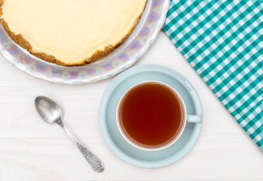 Cheesecake ile bir fincan çay. Üst görünüm. 