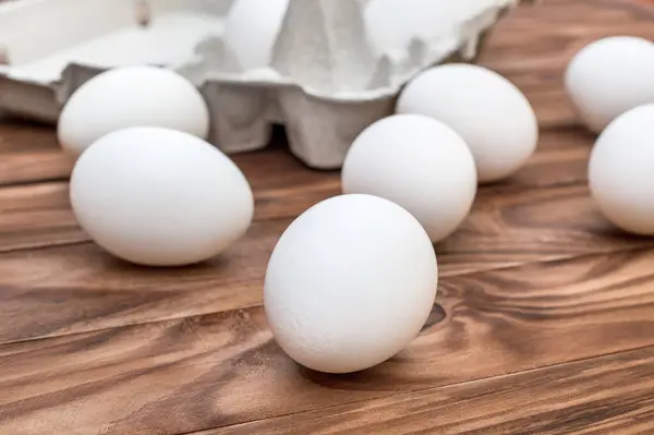 Rauwe Eieren Met Kartonnen Doos Voor Eieren Tafel — Stockfoto