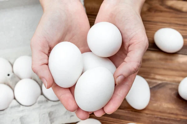 Vrouwelijke Handen Die Eieren Boven Tafel Houden Met Eieren Kartonnen — Stockfoto