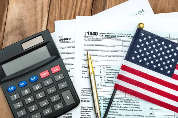 Formulários Fiscais Com Pequena Bandeira Americana Calculadora Mesa Conceito Negócio — Fotografia de Stock