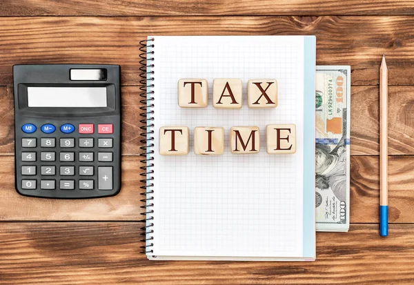 Податкова Концепція Робоче Місце Блокнотом Грошима Калькулятором Словами Tax Time — стокове фото