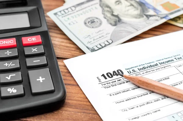 Φορολογικό Έντυπο 1040 Μολύβι Χρήματα Και Αριθμομηχανή Στο Τραπέζι Επιχειρηματική — Φωτογραφία Αρχείου