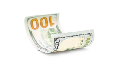 Beyaz arka planda 100 dolarlık banknot.
