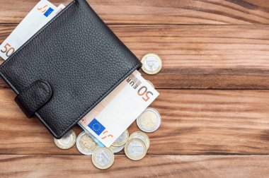 Masada Euro banknotları ve bozuk paralarla dolu bir cüzdan. Üst Manzara. Uzayı kopyala İş geçmişi.