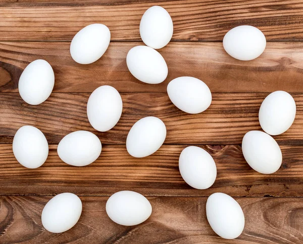 Witte Eieren Bruine Houten Tafel Bovenaanzicht — Stockfoto