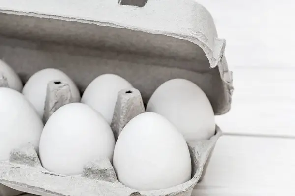 Doos Met Eieren Witte Houten Tafel — Stockfoto
