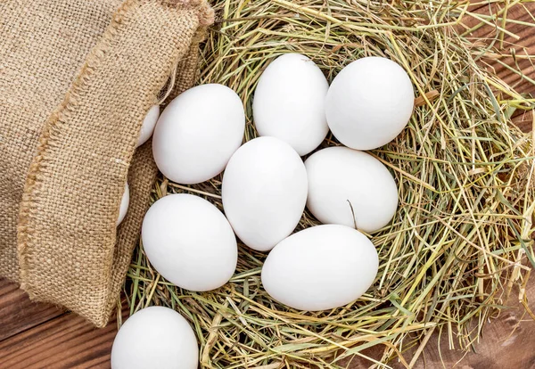 Jute Zak Met Eieren Hooi Nest Met Eieren Houten Achtergrond — Stockfoto