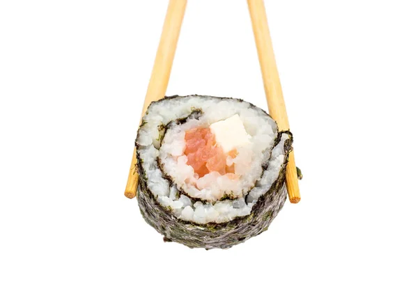 Pałeczki Trzymają Bułkę Sushi Odizolowane Biało — Zdjęcie stockowe