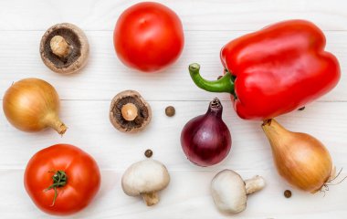 Beyaz ahşap masada farklı sebzeler. Üst Manzara. Gıda arkaplanı.