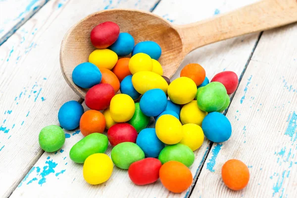 Cuchara Madera Con Caramelos Colores Sobre Mesa — Foto de Stock