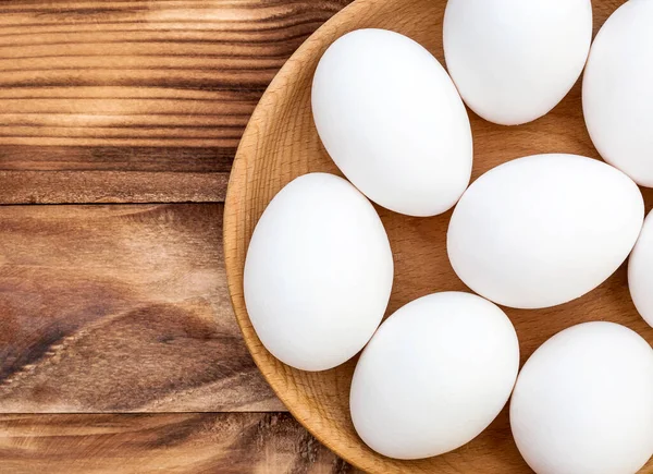 Houten Kom Met Eieren Tafel Bovenaanzicht Kopieerruimte — Stockfoto