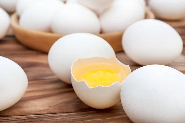 Gebroken Kom Met Hele Eieren Tafel Sluiten — Stockfoto