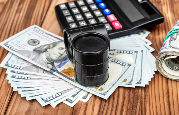 Два Барреля Сырой Нефти Деньгами Калькулятором Столе — стоковое фото