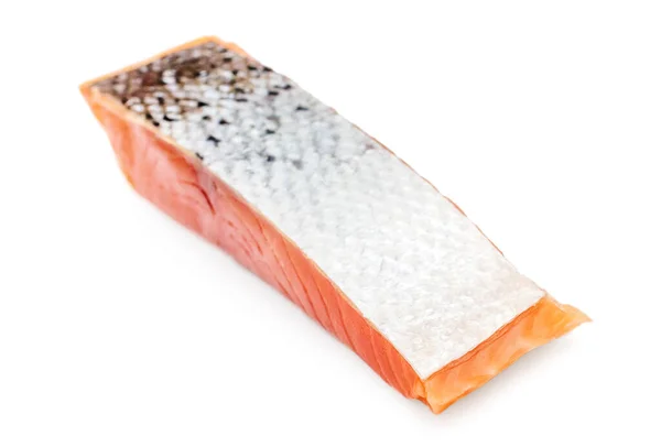 Filet Czerwonej Ryby Skórą Odizolowane Biało — Zdjęcie stockowe
