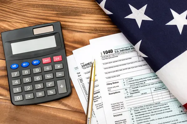 Formulários Fiscais Com Caneta Calculadora Bandeira Americana Mesa Conceito Negócio — Fotografia de Stock