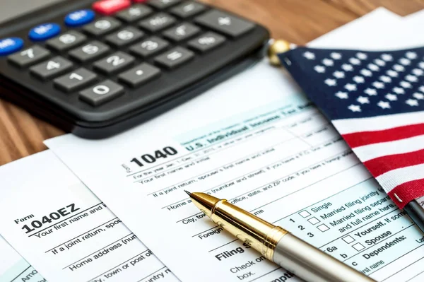 Skatteformulär Med Liten Amerikansk Flagga Och Miniräknare Bordet Affärsidé — Stockfoto