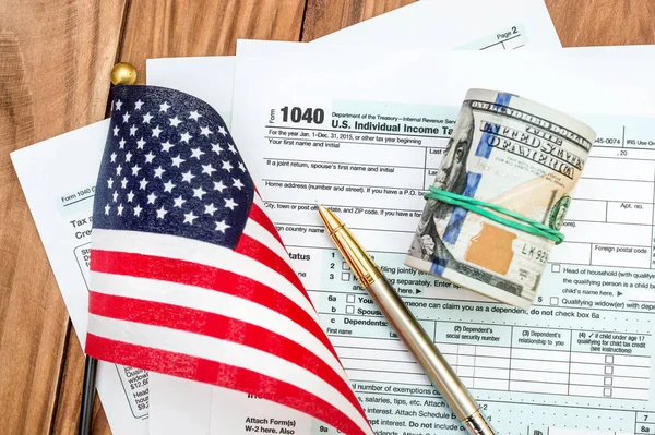 Conceito Táctico Formulário Fiscal Com Pequena Bandeira Americana Notas Dólar — Fotografia de Stock