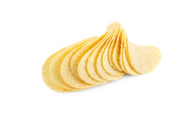 Beyaz arkaplanda patates cipsi.