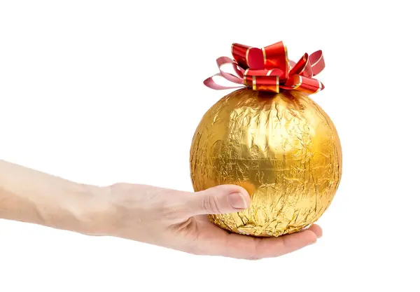 Hand Houdt Rond Gouden Geschenk Met Strik Geïsoleerd Wit — Stockfoto