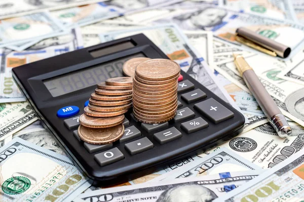 Kalkulator Monety Długopis Tle Banknotów Dolarowych Koncepcja Przedsiębiorstwa — Zdjęcie stockowe