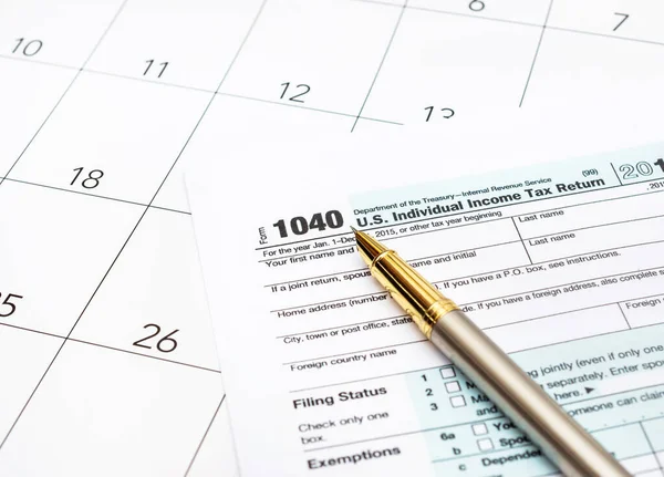 Kugelschreiber Mit Steuerformularen Auf Dem Kalender — Stockfoto