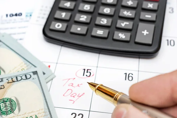 Człowiek Wskazujący Dzień Podatkowy Kalendarzu Długopisem Koncepcja Przedsiębiorstwa — Zdjęcie stockowe
