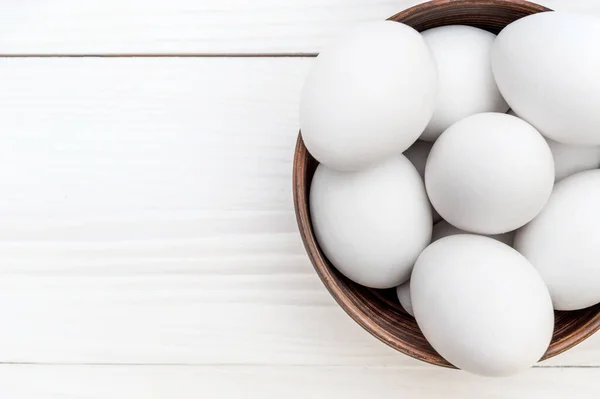 Schaal Met Eieren Witte Houten Tafel Bovenaanzicht Kopieerruimte — Stockfoto