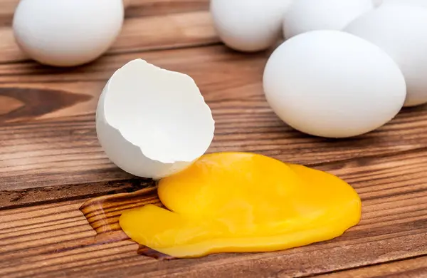 Разбитое Яйцо Яйцами Деревянном Столе — стоковое фото