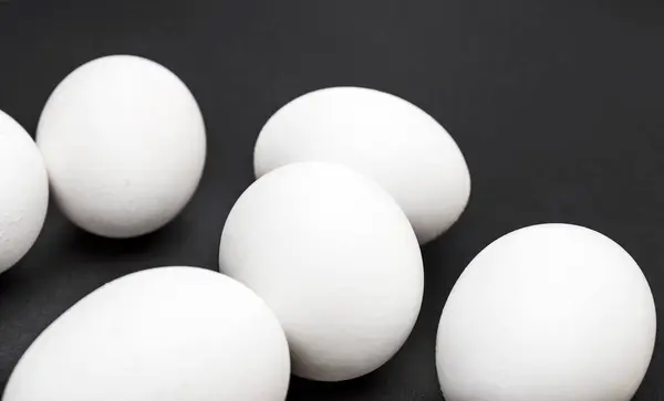 Witte Eieren Zwarte Achtergrond — Stockfoto