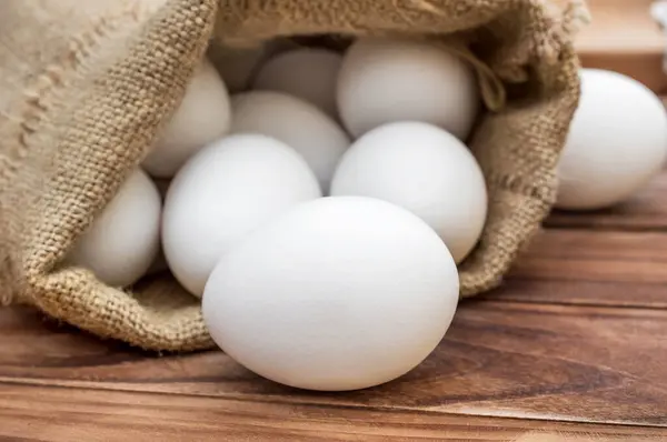 Een Jute Zak Met Rauwe Eieren Tafel Sluiten — Stockfoto