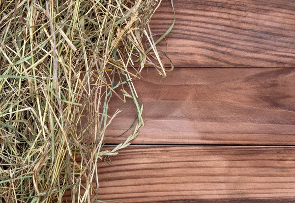 在木制背景上的干草 顶部视图 复制空间 — 图库照片
