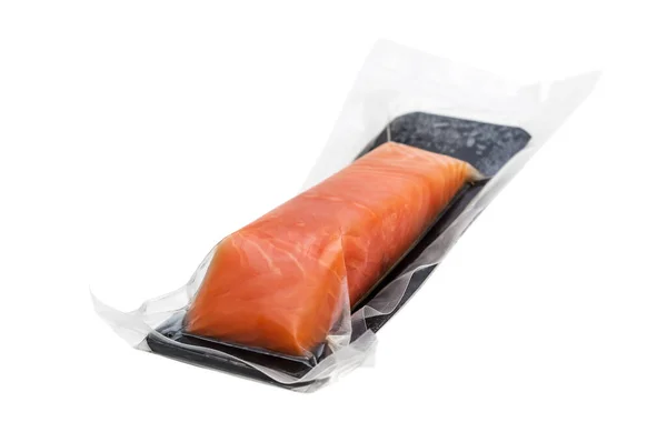 Filet Czerwonej Ryby Opakowaniu Próżniowym Odizolowane Biało — Zdjęcie stockowe
