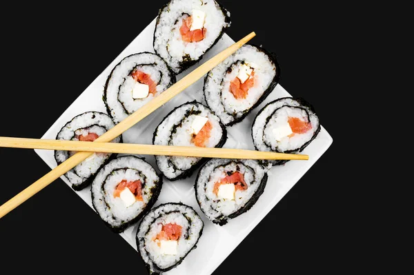 Piatto Con Sushi Bacchette Fondo Nero Vista Dall Alto — Foto Stock