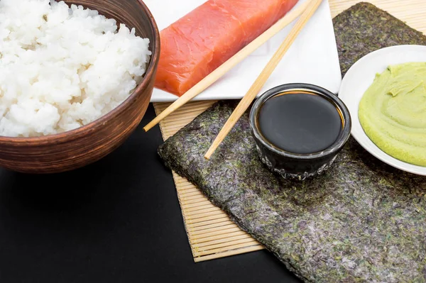 Ingrediënten Voor Sushi Met Bamboe Mat Zwarte Achtergrond — Stockfoto