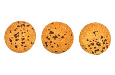 Beyaz üzerine izole edilmiş üç çikolatalı kurabiye. Üst görünüm.