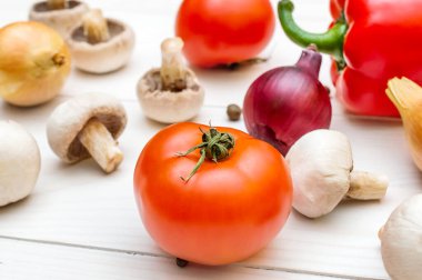 Beyaz ahşap masada farklı sebzeler.. 