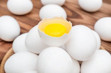 Yumurta yığınının üzerinde kırılmış yumurta. Kapat..