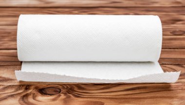 Kağıt mutfak havlusu ahşap masada..