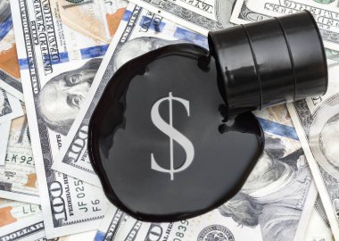 Dolar arkaplanındaki varilden dökülen ham petrole dolar işareti. Üst görünüm.
